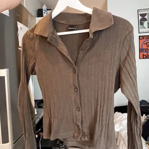 Brun långärmad topp - Brun långärmad topp från Gina Tricot. Storlek M men skulle säga att den är lite liten i storleken. Bra skick!