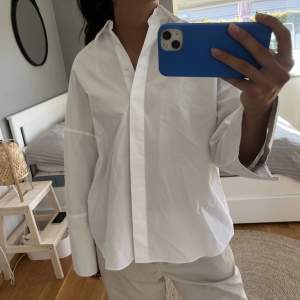 Säljer denna superfina vita skjortan från Stockhlm med slits i ärmarna!💌