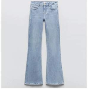 Säljer mina helt nya slutsålda zara jeans, super snygga❤️