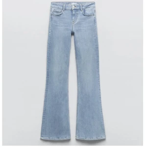 Zara low jeans  - Säljer mina helt nya slutsålda zara jeans, super snygga❤️