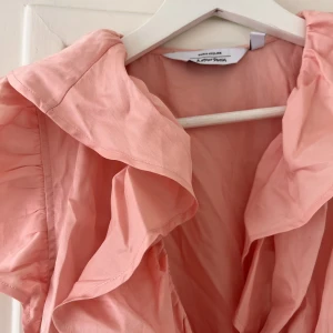 Blus &OtherStories - Paris Atelier. Oanvänd blus från &Otherstories. Lite mer ljusrosa i verkligheten. Liten i stl. Nypris 650kr
