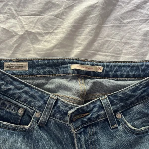 Raka levi’s jeans - Raka jeans som aldrig kommer till användning. Är som nyskick💕