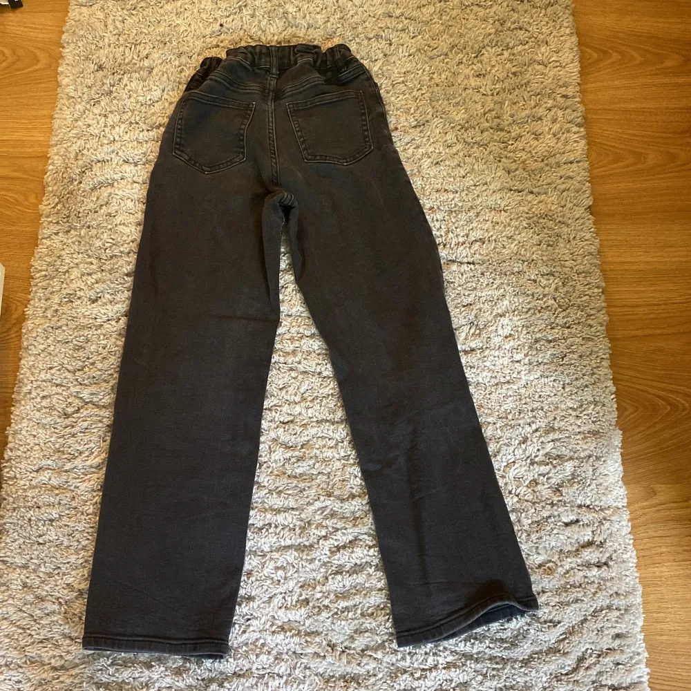 Svarta jeans, andvänt skick men mycket fina Modell: Vanja , strl 140. Jeans & Byxor.