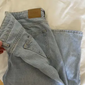 Mid waist jeans i modellen ”Sway” från Weekday 💖 utsvängda nedtill i snygg ljus färg
