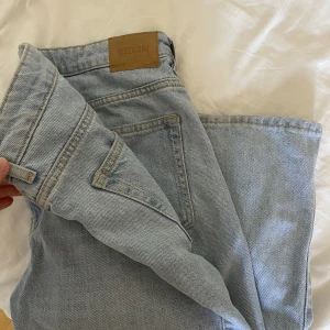 Mid waist jeans Weekday - Mid waist jeans i modellen ”Sway” från Weekday 💖 utsvängda nedtill i snygg ljus färg