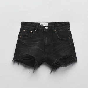 Zara shorts - Säljer dessa jätte fina shorts från Zara som tyvärr är försmå för mig. Skriv om ni har frågor eller vill ha egna bilder❤️