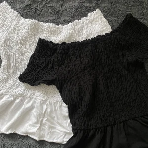 volang toppar - jättesöta volang-toppar med smock från Gina Tricot i svart och vit, endast använda ett fåtal gånger 💗går att ha både som off-shoulder och inte! köp båda två för 130kr 🌸 VITA TOPPEN ÄR SÅLD ‼️
