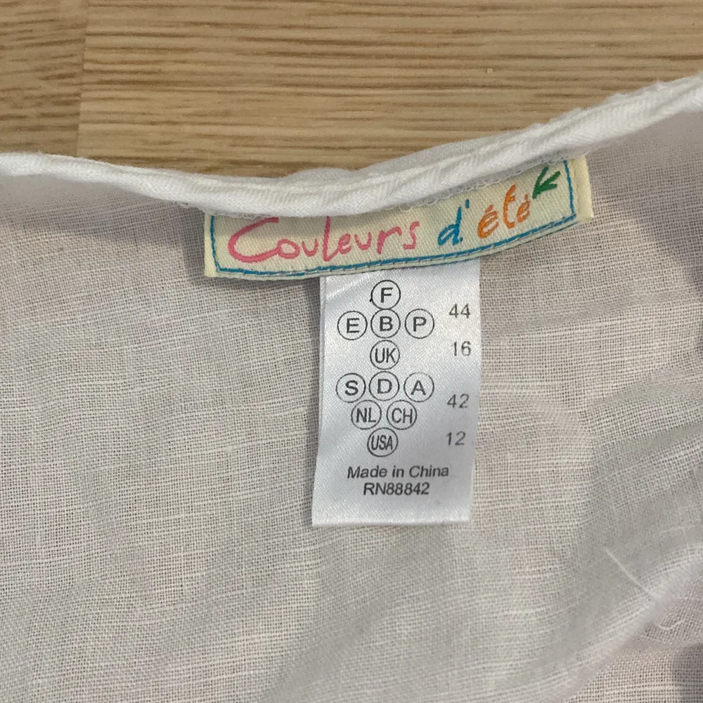 Säljer denna vita blusen pga att den inte kommer till användning!✨🫶. Blusar.