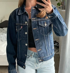 Levi’s Jeansjacka - Oversized jeansjacka från Levi’s med tryck på baksidan. Sällan använd med ursprungspris på 1200kr. 