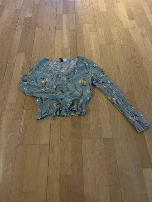 Somrig tröja  - Grön somrig tröja som är använd ett fåtal ggr! 