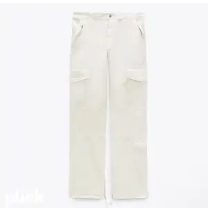 Jättesnygga vita cargo pants från Zara som är vida i benen och lågmidjade. 🤩Knappt använda men insydda någon centimeter i midjan då de var lite stora 🫶❤️‍🔥