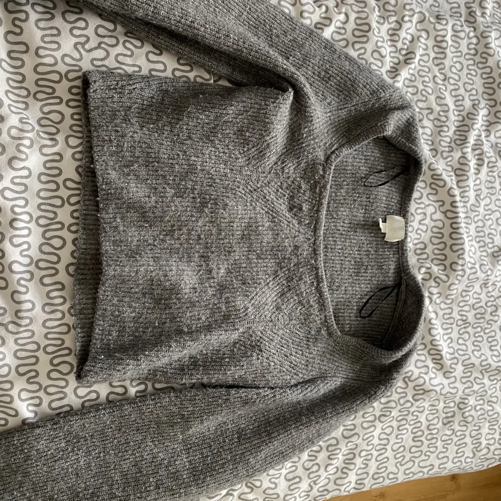 Säljer min gråa stickade tröja från hm!🙌. Tröjor & Koftor.