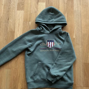 Olivgrön Gant hoddie (stl 134-140) - Tröjan är i bra skick