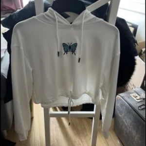 Vit Hoodie med fjäril  - Super skön att ha på, lite genomskinlig dock, tunn.  