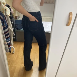 70 tals jeans - Jeans från Uniqlo som har en klassik 70-tals siluett med hög midja och vida ben nedtill. I toppen skick, har inte använt dom mycket då de är aningen för små!