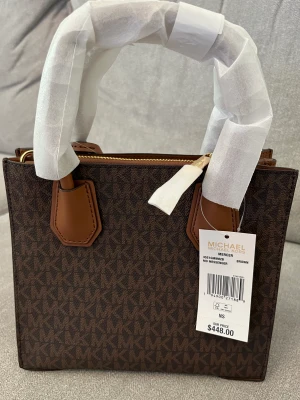 Michael kors - Mercer crossbody väska - Helt ny och oanvänd väska. Köpt i USA.