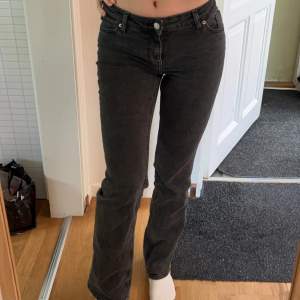 Mörkgråa lågmidjade jeans som knappt är använda, byxorna är i bra skick och är i storlek 26, skulle säga att längden på byxorna är 32 för de som undrar. Tyck ej på köp nu!