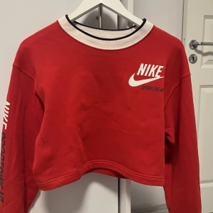 Nike crop top  - Knappt använd, skön, tjock material