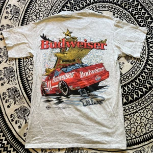 Grå BUDWEISER tshirt med tryck - Stort snyggt tryck på ryggen i storlek Small   Skick: 9/10