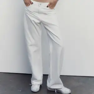 Ett par oanvända vita jeans från zara i storlek 34