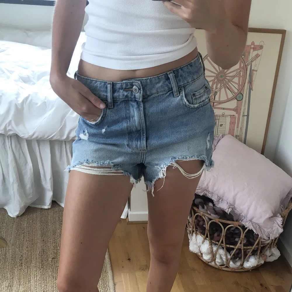 Trendiga jeansshorts från zara med slitna detaljer💙shortsen är i bra skick och har Inge tydliga tecken på användning💘storlek 36. Shorts.
