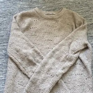 Säljer min favorit stickad tröja! Den kommer inte till användning och det är därför jag säljer den! Kontakta mig för fler bilder! ❤️