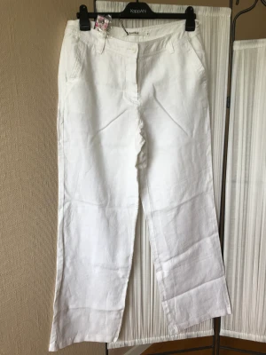 Vita linnebyxor - Aldrig använda. Hämtas i Huddinge. 