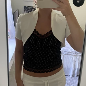 Bolero - Supersöt vit ”bolero” i ett sidenmaterial! Jag har ganska stora armar, därav sitter den tajt runt mina armar men skulle säga att det är en storlek S🩷