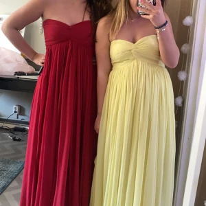 Lång klänning - Säljer dessa två långklänningar båda i storlek 40. Vi är runt 169-175 cm långa och klänningarna går ner till marken på oss💃 Säljer klänningarna för 300 kronor styck, men köparen står för frakt❤️