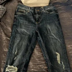 Ett par stretchiga jeans som är helt nya men utan prislapp. Oanvänd och har inga skador på. 