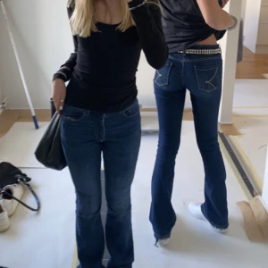 Lågmidjade jeans  - Säljer mina super fina lågmidjade jeans, ett av mina favoriter så säljer vid bra pris. Ass snygga och låga❤️ Skriv för mått eller frågor, kan komma överens över ett lägre pris ifall snabb affär 