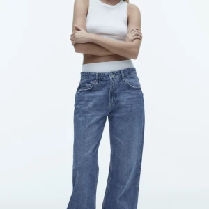 Zara jeans (TRF WIDE LEG MEDELHÖG MIDJA)  - Köpte de nyligen och de passade inte. Har aldrig använt de, taggen är fortfarande på. Har mer bilder på de om det behövs. Storlek 46 