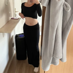 Nelly långkjol - Säljer långkjolen från nelly, aldrig använd, den är för lång på mig och hann inte skicka tillbaka! Storlek Xs