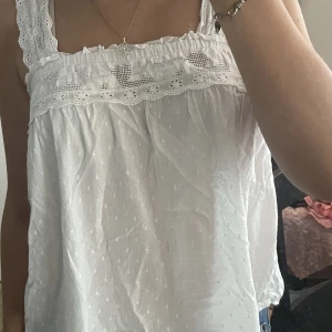 Vit topp  - Säljer denna vita top från &other stories, den har en liten fläck på dig som inte går bort men det är inget som är så synligt