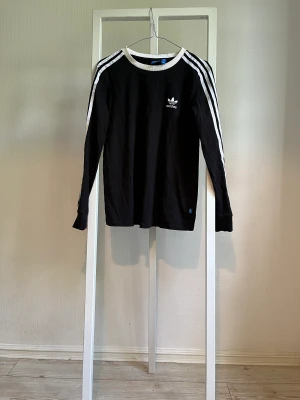 Adidas tröja - Säljer en svart adidas tröja i storlek S, använd men i gott skick💕