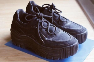 Bershka Sneakers med platå  - Buffalo liknande skor i strl 39.  Använd 1-2 gånger pga. att de inte passade i storlek. Jag har vanligtvis  38 men hoppades att de ändå skulle passa.  Så nu letar dessa skor efter  en ny ägare ❤️  Nypris: 549 kr Just nu för 250 kr  Hämtas i Västerås.