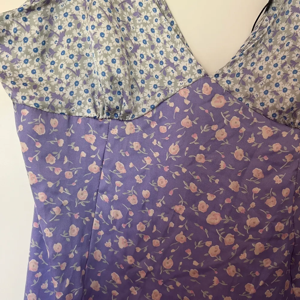 Super cute mini dress, floral/colorblock, never worn new with tags . Klänningar.