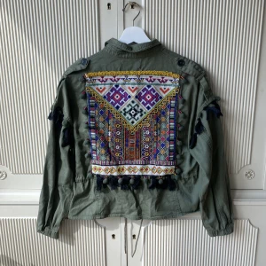 Bershka jacka - Militärgrön jacka med så fint broderi på ryggen. Sälja då jag har en liknande💘Bara att skriva vid eventuella frågor🤗