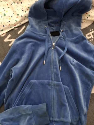 Juicy tröja - Hej jag säljer min juicy tröja och massa andra kläder för ska rensa min garderob o jag använder inte denna tröjan☺️