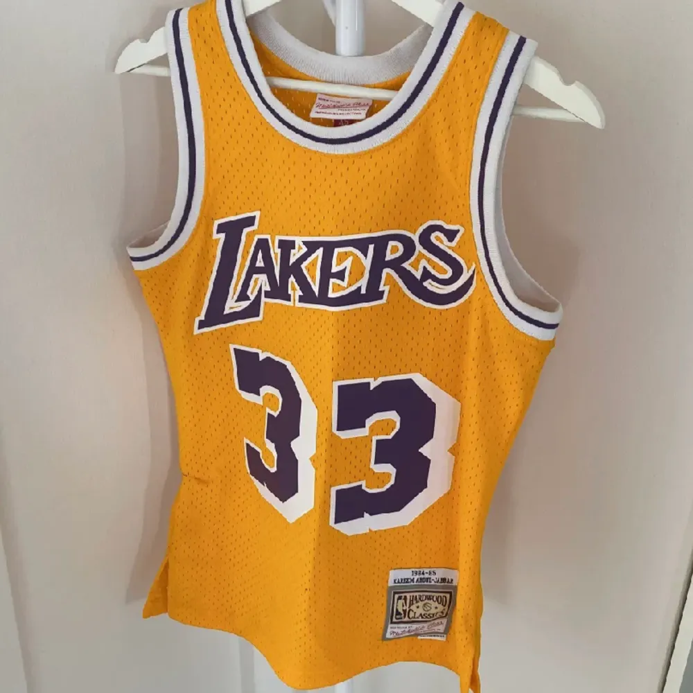 Lakers linne i nyskick, knappt använd!  Nypris är 1200kr men säljs för 400kr, storlek är XS men passar även S . T-shirts.