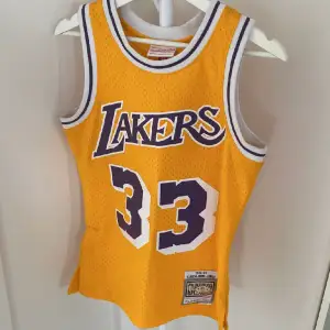 Lakers linne i nyskick, knappt använd!  Nypris är 1200kr men säljs för 400kr, storlek är XS men passar även S 