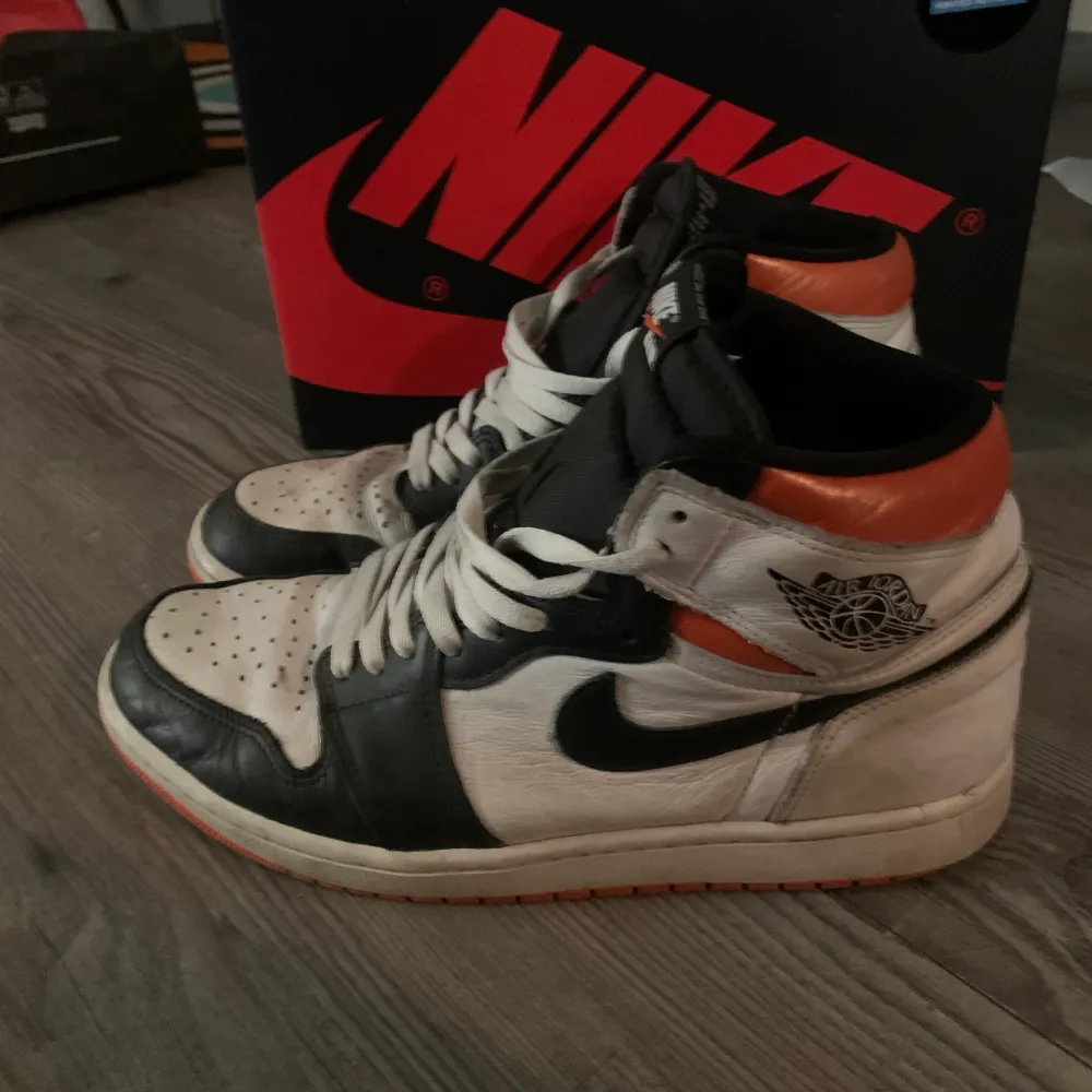 Jordan 1 high electro orange. Box finns. Hyfsat skick då dom inte är så söndriga förutom lite crease men det går att fixa.. Skor.