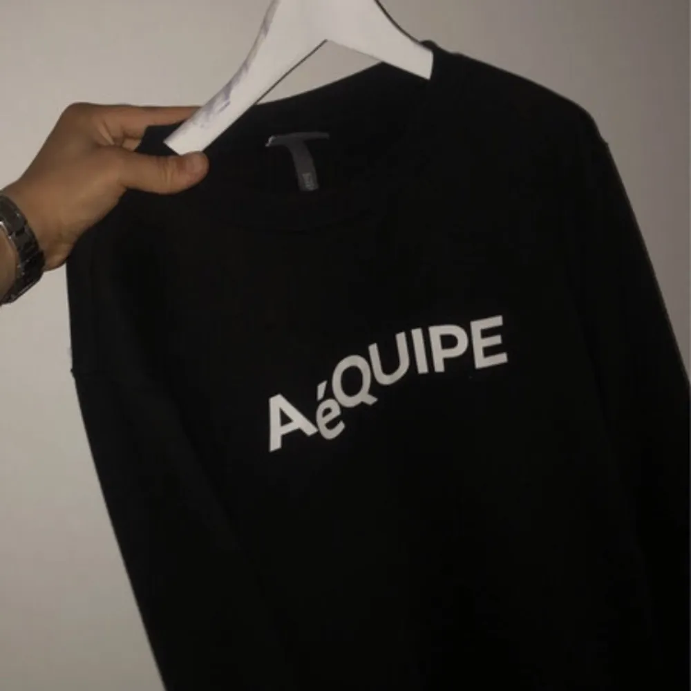 Oanvänd sweater från H&M, fransk ”Aequipe”. Säljer då den passar inte min stil, vilken tönt man är... Tröjor & Koftor.