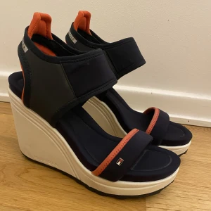 Tommy Hilfiger klackskor  - Helt oanvända, lite små i storleken. 