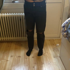 Jeans - Super fina svarta jeans med hål i till hösten!, jag säljer dom hår jeansen för dom inte längre kommer till användning. Dem är i väldigt bra skick! Nypris 299kr! Kontakta för fler bilder!🩷