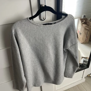 Fin tröja - Tröja från vero Moda som är super skön. Ser lite stickad ut på utsidan men är som en T-shirt att ha på mig på insidan. Knappt använd. 