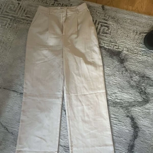 Kostymbyxor - fin kostymbyxa i bra skick, i storlek 34