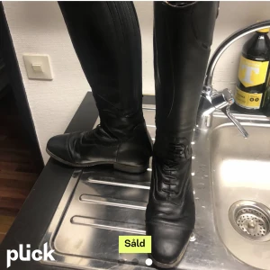 Ridstövlar  - Säljer vidare dessa fina stövlar då de tyvärr inte passade. Förra säljarens pris var 900kr och tänker ha samma utgångspris. Dock kan jag sänka till 750 vid snabb affär. :)