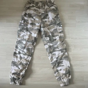 Cargo pants - Jag säljer mina cargo pants från h&m då de aldrig har kommit till användning och då jag även inte passar i de längre! Dessa byxor är jättefina och ser helt nya ut trotts att jag har haft de i flera år!❤️