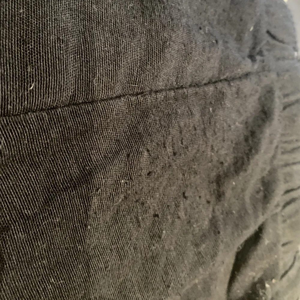 Jättefina byxor som tyvärr krympte i tvätten och har blivit för korta för mig, (jag e 175 och de går ner till ankeln på mig). Som man ser på sista bilden så är de lite noppriga där bak, men inget som syns om man inte kollar nära. Pris kan diskuteras 🤍. Jeans & Byxor.
